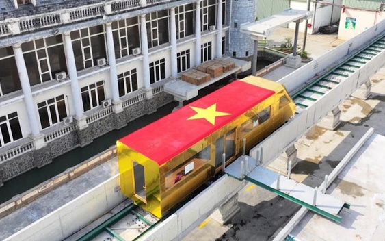 Việt Nam vừa có đoàn tàu dát vàng được chạy thử dưới lòng đất, thiết kế chở được 80 khách