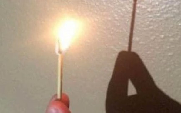 Vì sao ngọn lửa que diêm cháy không có bóng in lên tường?