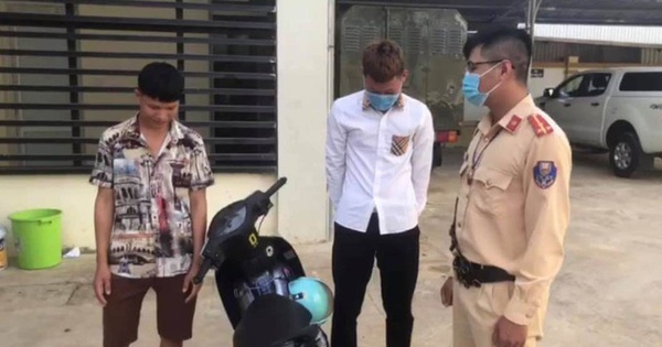 Hai thanh niên đi xe máy, gội đầu cho nhau ở Sơn ... - soha.vn