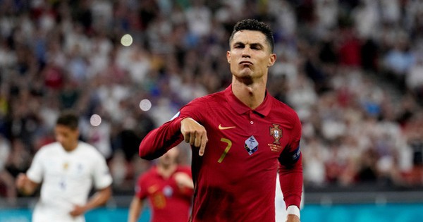 Sau màn ném băng đội trưởng gây tranh cãi, Ronaldo bất ngờ sáng cửa có danh hiệu Euro 2020 - Vimarsana News