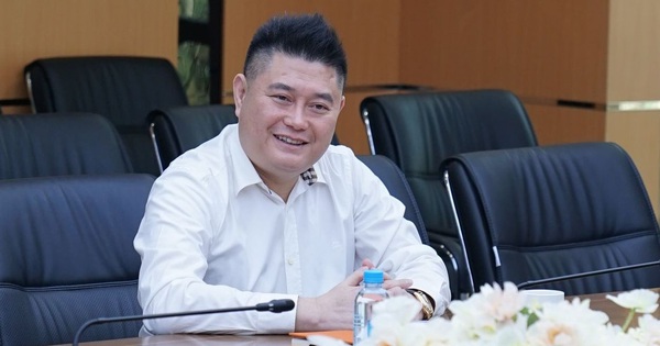 Sau ông Phạm Nhật Vượng, bầu Thụy muốn mua thuốc điều trị Covid-19, dự kiến 5-10 ngày về VN