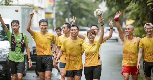 Chàng trai Hội An đội mưa chạy 30 km cầu hôn bạn gái