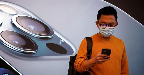 iPhone can unlock phone with face even when wearing mask