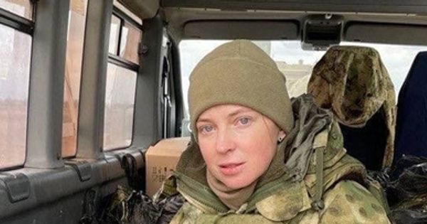 Portrait of “the most beautiful female prosecutor in the world” coming to Ukraine for humanitarian aid