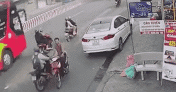 3 motorcycles crashed in a row due to serious errors: 3 seconds of luck