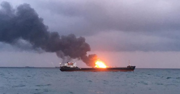 Russian ship attacked by Ukrainian Army in Sea of ​​Azov, fire burns in forest