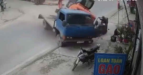 The truck lost its brakes and hit the motorcyclist, the camera captured the gruesome moment