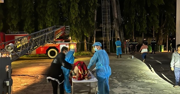 Rescue team sings to save pregnant woman who climbs to the top of a high water tower