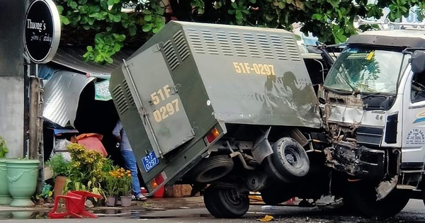 Prisoner car colliding with truck in Ho Chi Minh City, 3 people injured