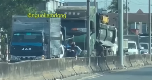 Clip of the group of drivers rushing to the road to fight, the whole road is stuck in traffic