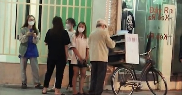 The old man at the street vendor refused to accept the money, the woman thought of a very delicate way to help