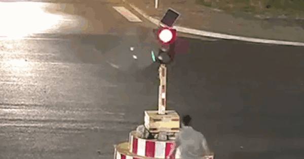 Waiting for a red light for too long, the male driver broke the traffic light