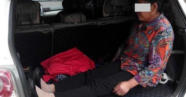 A son lets his elderly mother sit in the trunk of a car, the new reason is really surprising