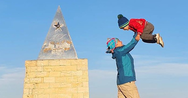 3-year-old “photographer” successfully conquered the roof of Y Ty’s house with a height of 2860m