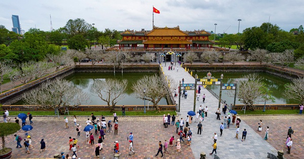 What does the relic management unit in Hue say about the inadequacy of ticket prices to visit the Citadel?