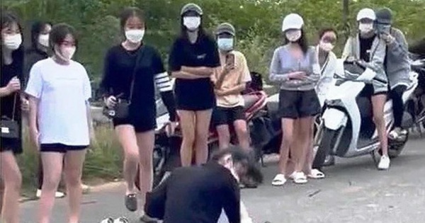 Two Hue female students rushed into a ‘fight’ in the middle of the street and then… shook hands to make peace