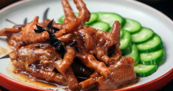 What are the benefits of eating chicken feet and what groups of patients should pay attention to?