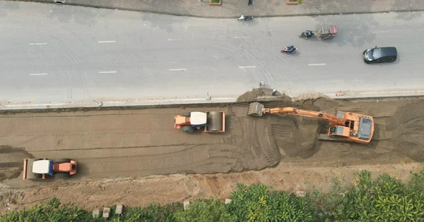 Overview of the construction site to expand the road to collect Thang Long Boulevard to prevent flooding