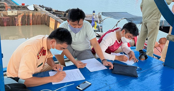 Traffic police arrested a group of “sand bandits” who sank boats and escaped by jumping in the river