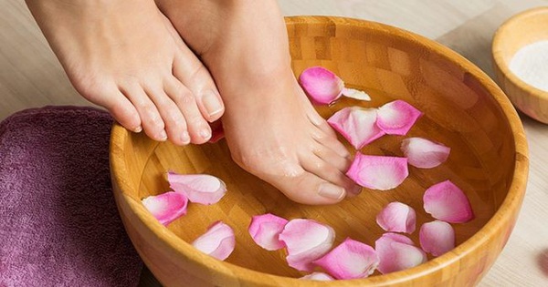 What are the benefits of a hot foot bath?  Note when soaking feet
