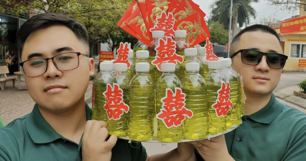 Giving a wedding gift tray of 10 liters of gasoline, close friends received mixed reactions