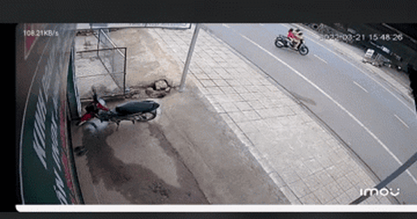 The motorbike crashed into the mother and daughter, the little girl panicked when she saw her mother lying motionless