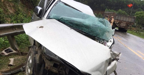 The pickup truck carrying the pregnant woman’s family was “torn” after a terrible accident in Nghe An