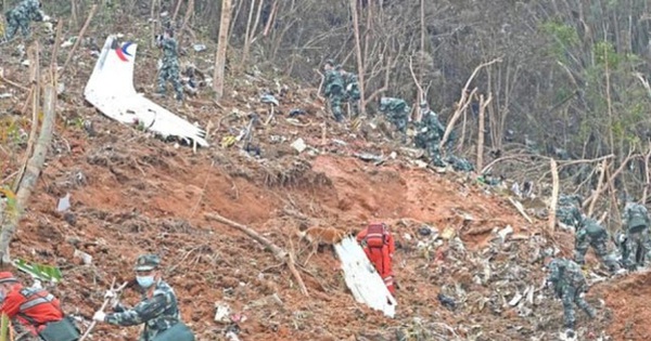How will the black box of the Boeing 737-800 plane that crashed in China be handled?