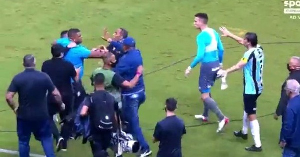 Player quits interview to dissuade teammates from fighting with stadium staff