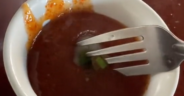 The bowl of dipping sauce millions of views makes both eaters and viewers helpless