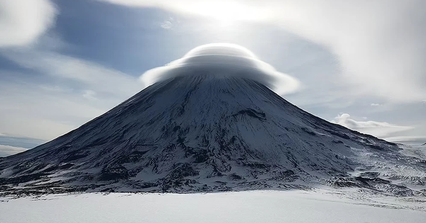 ‘UFO’ clouds cover volcanoes, rainbows in the desert