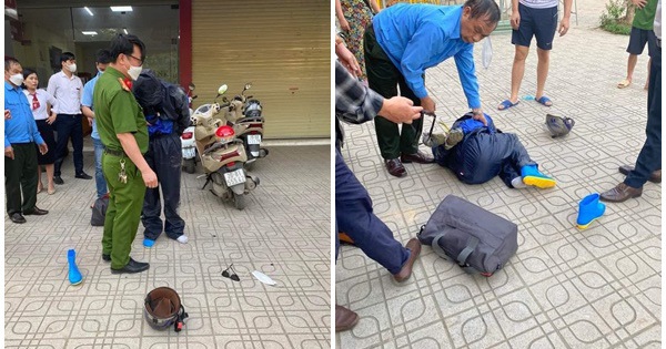 People round up people wearing raincoats to rob a bank in Thai Nguyen