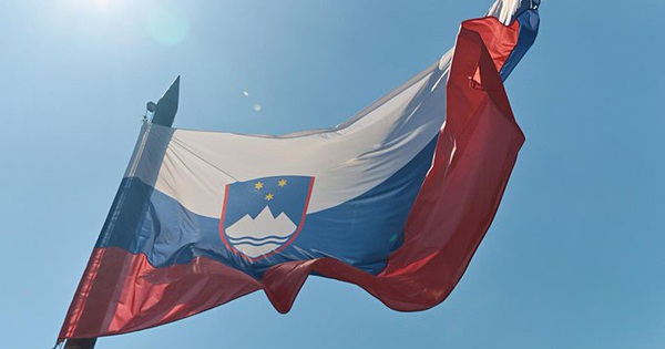 Chào mừng bạn đến với Slovenia! Những người dân Slovenia tự hào về quốc kỳ của họ với 3 sọc màu trắng, đỏ và xanh lá cây. Vào năm 2024, Slovenia sẽ có nhiều lễ kỉ niệm để tôn vinh quốc kỳ của họ, đặc biệt là trong dịp kỷ niệm 20 năm tham gia Liên minh châu Âu. Hãy cùng chiêm ngưỡng hình ảnh của quốc kỳ Slovenia và khám phá vẻ đẹp của đất nước này!