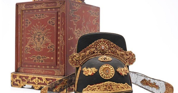 Donating 2 antiques of the Nguyen Dynasty after winning the auction for nearly 17 billion VND