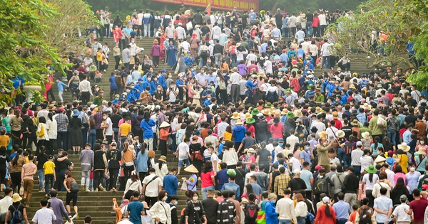 Tens of thousands of people line up to offer incense to commemorate King Hung on the anniversary of the death of the ancestors