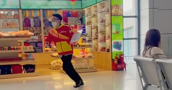 The panicked expression of a Vietjet employee running around the airport made netizens’ eyes widen, and they were amazed when they knew the reason