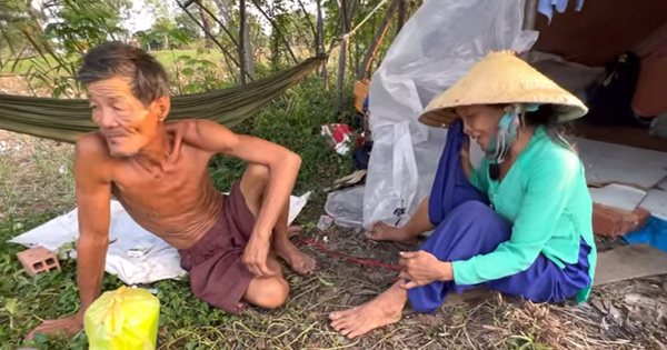 An old couple who have been collecting bottles for decades in a tent with no electricity or water, want to return home but helpless