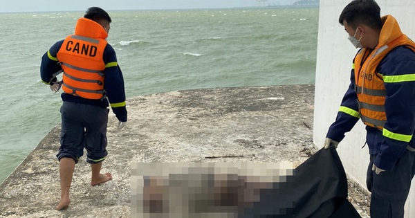 The man’s body was discovered under the abutment of Thuan Phuoc bridge