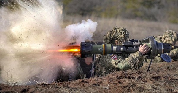 thumbnail - Vũ khí Mỹ - NATO "ùn ùn" đổ vào Ukraine: Tại sao Nga không thể đánh chặn?