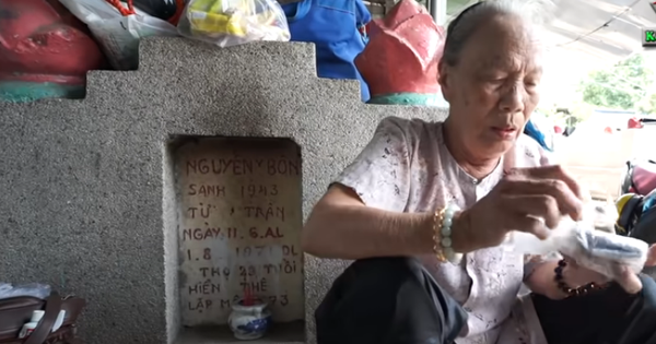 The lonely old woman sleeps next to the grave with a tarpaulin, and at night comes to ask for permission of the deceased