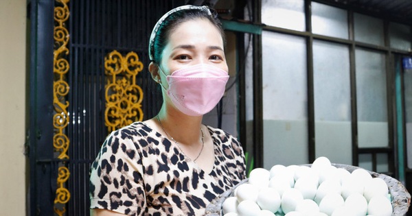 Using a car to transport guests for free, the owner holds the “divine” recipe for boiled eggs, selling more than 3,000 eggs every day.