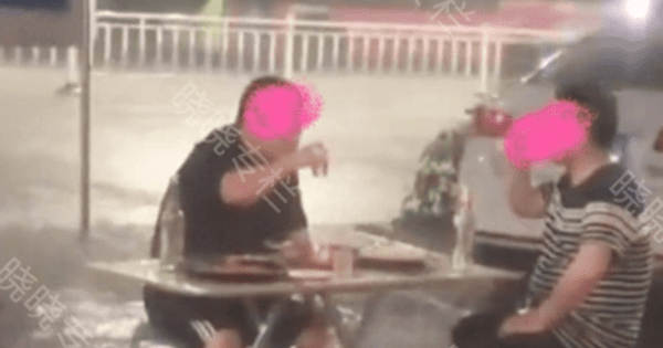 The story behind the image of two men drinking alcohol surprised netizens