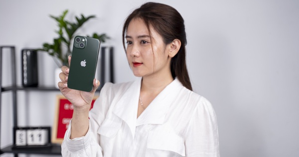 Green iPhone 13 Series in Vietnam causes “fever”, “brother” iPhone 11 has a very deep discount