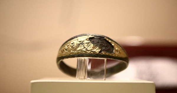 Plowing the field, accidentally dug a rare 3,300-year-old gold bracelet