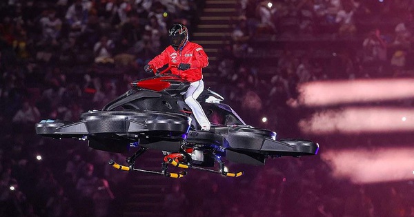Japanese baseball team shocked with the debut of a new manager on a flying motorcycle