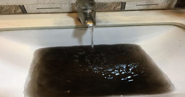 The sink faucet spouted black water, the whole family was surprised when they understood the reason