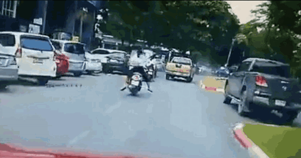 Rushing to the opposite direction, the car hit 3 motorbikes