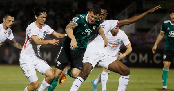 Van Thanh “returns to the ground”, the Brazilian striker continues to make fans bored