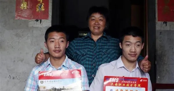 Poor mother for 20 years trying to raise two sons with cerebral palsy to pass the university entrance exam