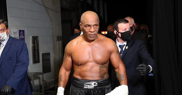 Mike Tyson “relentless” to the provocative object on the plane